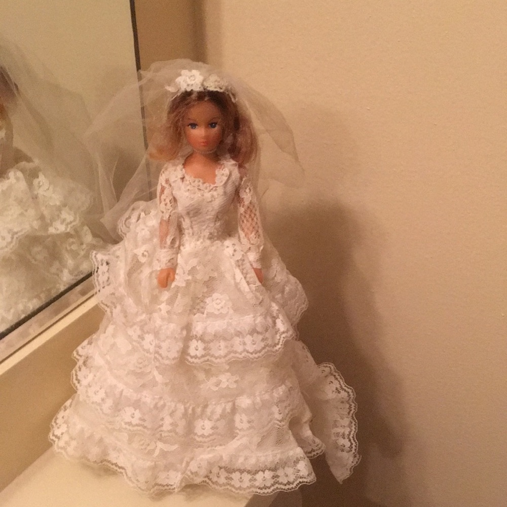 Bride plastic doll - Picture 1 of 5
